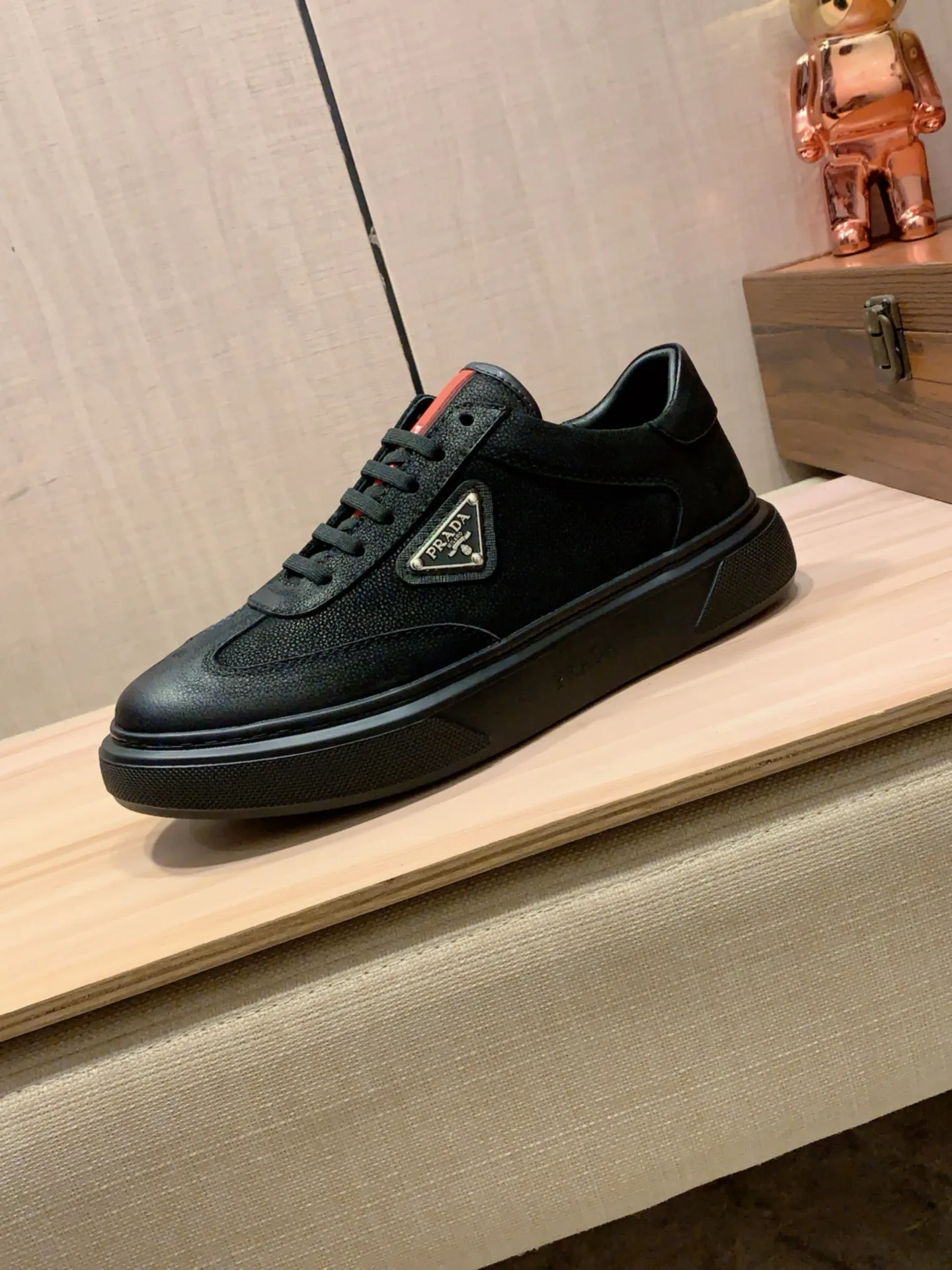 New model: Factory price: 460💰💰🎩🎩[Lightning][Lightning] "Prada Men's Shoes 💰pRADA*" The latest and most popular casual shoes, top brands [seduce] luxury~purchase, top~quality. [Strong] The upper is made of imported breathable and polished cowhide material ➕ Breathable sheepskin feet (•) with fine workmanship. The original stylish and stylish soft rubber wear-resistant and non-slip outsole is light and comfortable on the feet. The real thing looks better when photographed in person. 0186: code: 38-44, 4️⃣ colors selected